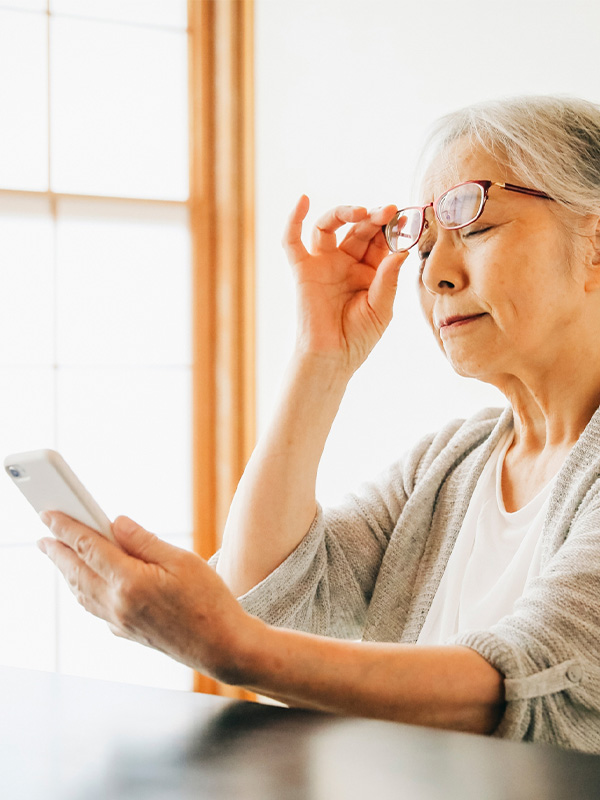 老眼の女性イメージ